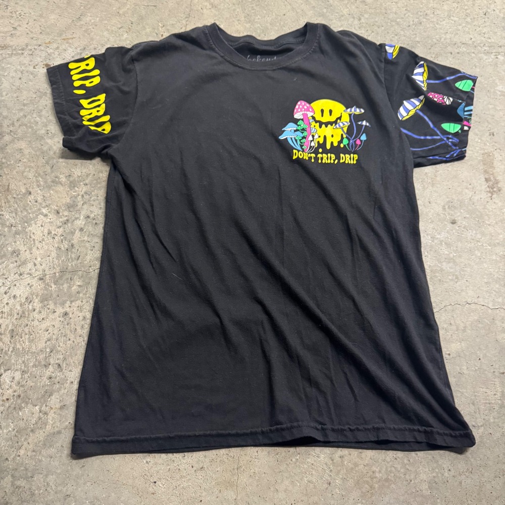 Weekend Warrior Men's Black Trippy Smiley Mushroom Graphic Short Sleeve Tee Sz M